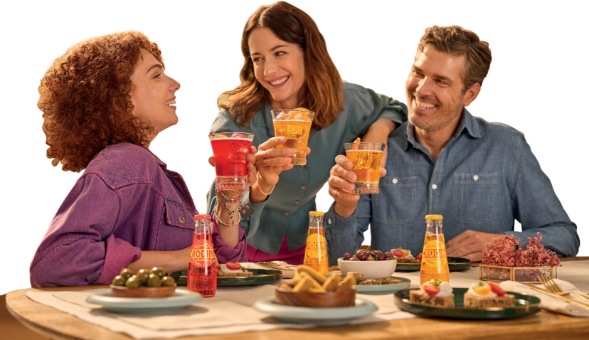 Immagine di persone che fanno aperitivo con crodino